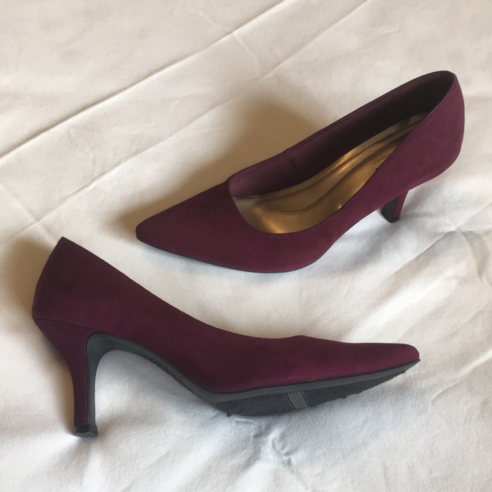 Wine 3” pumps faux suede size 9 med comfort insole
